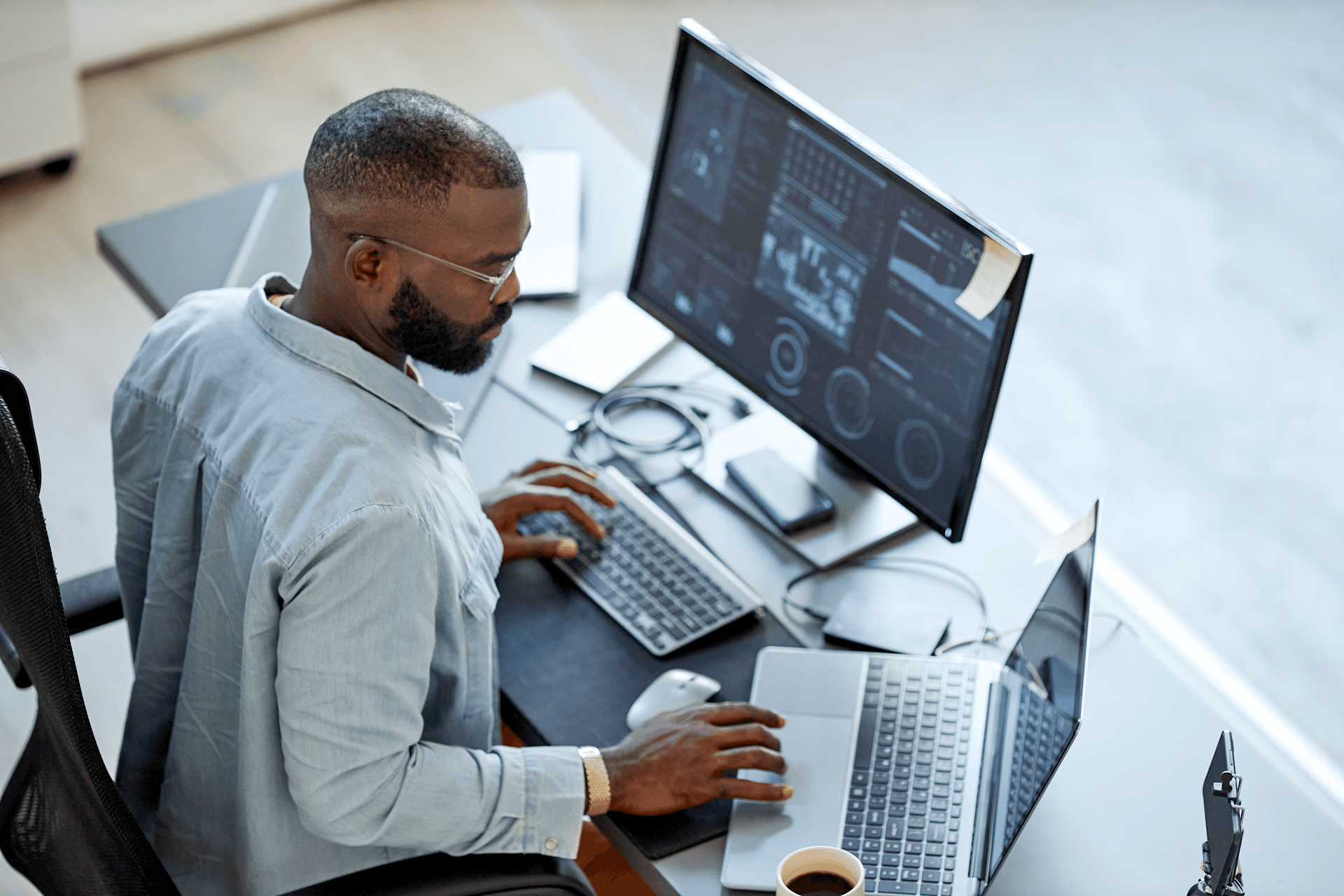 Man working on a tradingdesk